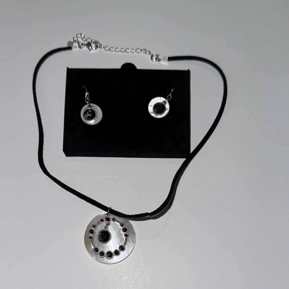 Elegant Silver and Black with Mother of Pearl backs Jewelry Set 8.5" - Picture 2 of 5